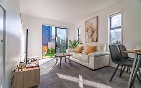 King Bed On Hagley Park Corner In The Cbd